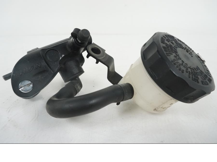 Höger sida på Bromshuvudcylinder från en Triumph Speed Triple -2009 motorcykel.