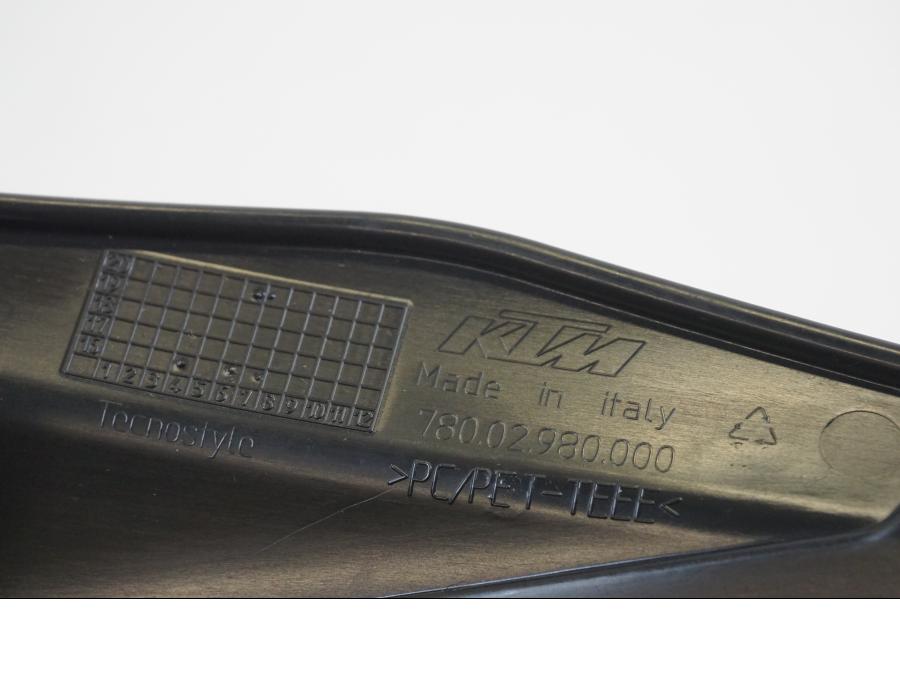 Vänster sida på Handskydd från en KTM 125 Duke -2017 motorcykel.