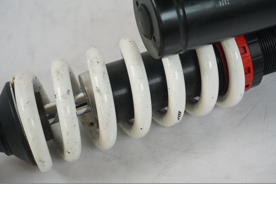 Höger sida på Stötdämpare från en KTM 1290 Super Duke R -2018 motorcykel.