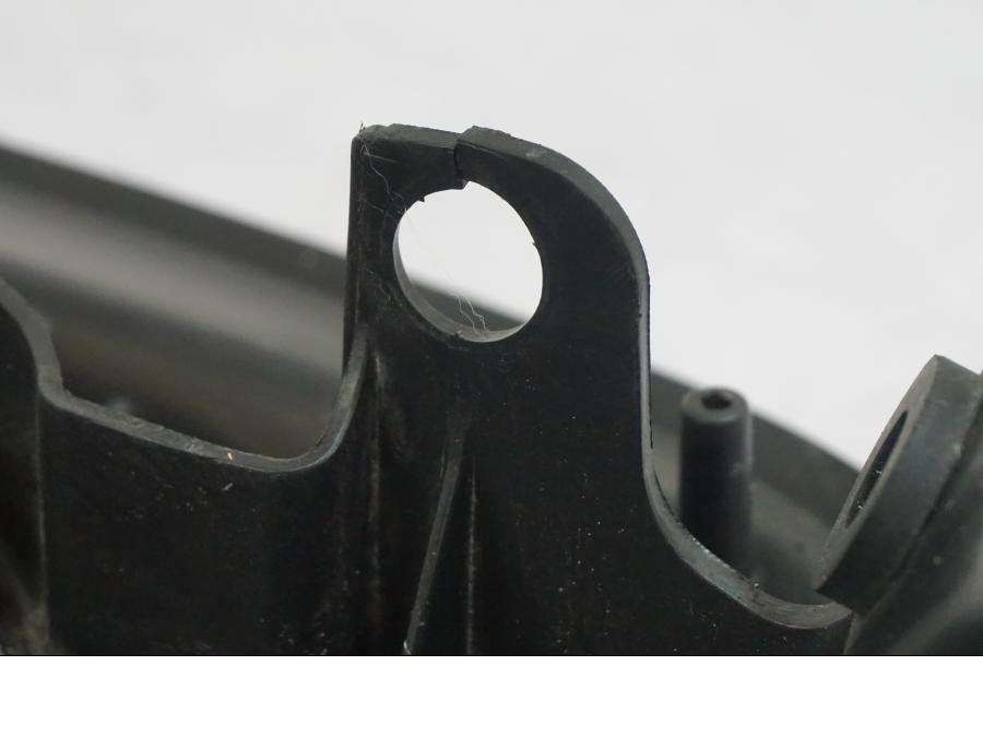 Snett nerifrån på Undertail från en Kawasaki ZZ-R 1400 -2009 motorcykel.