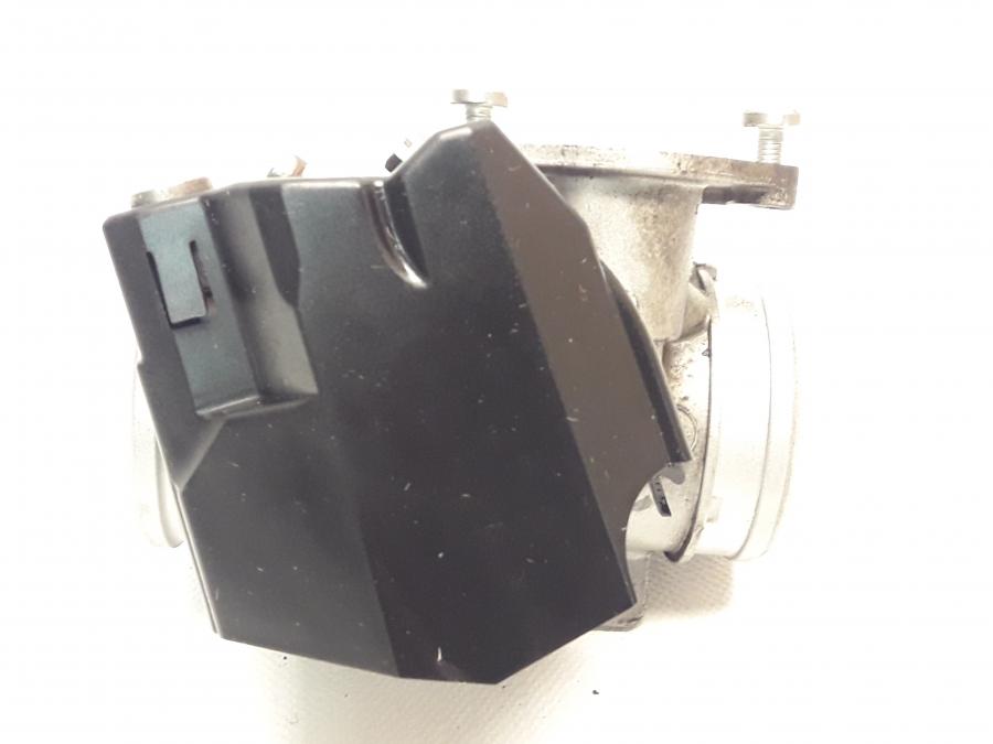 Vänster sida på Spjällhus från en BMW R 1200 GS -2006 motorcykel.