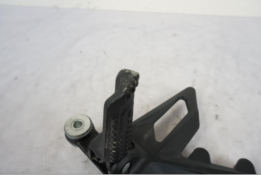 Vänster sida på Fotpinne från en KTM 1290 Super Duke R -2023 motorcykel.