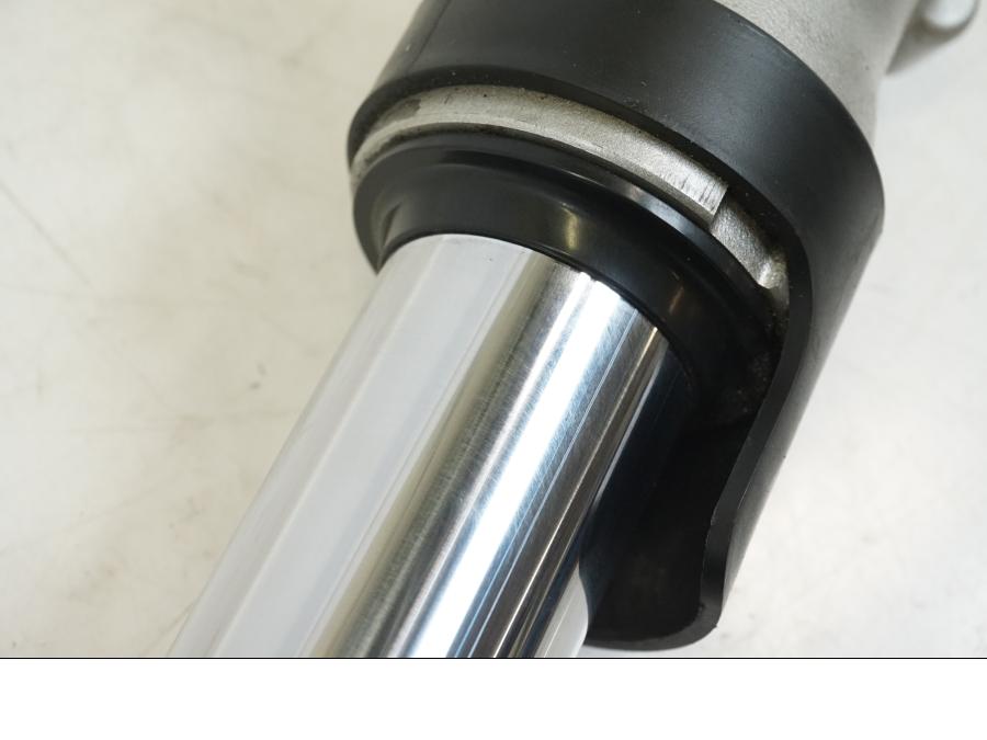 Snett uppifrån på Gaffelben från en Honda VFR 800 -2003 motorcykel.