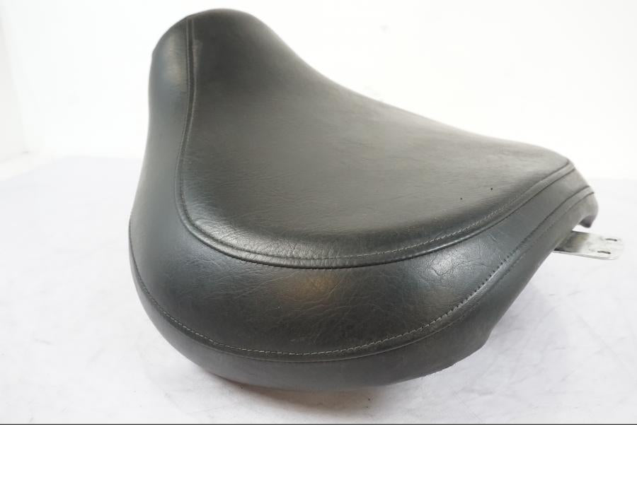 Vänster sida på Sadel från en Suzuki VL 800 -2002 motorcykel.