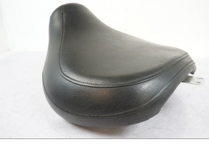 Vänster sida på Sadel från en Suzuki VL 800 -2002 motorcykel.