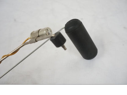 Vänster sida på Bensintankgivare från en Honda VFR 750 -1994 motorcykel.