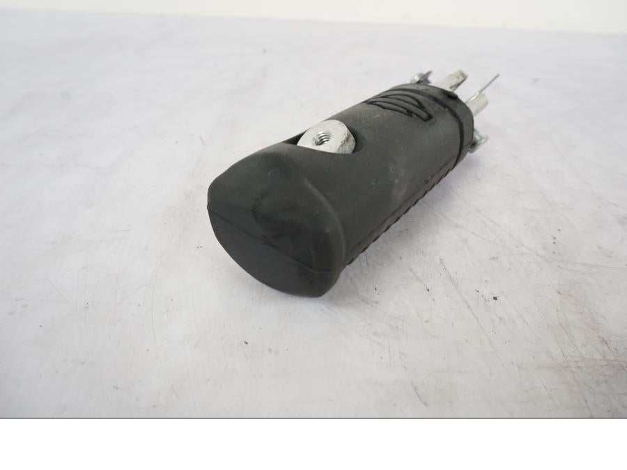 Vänster sida på Fotpinne från en H-D Softail Sport Glide FLSB -2022 motorcykel.