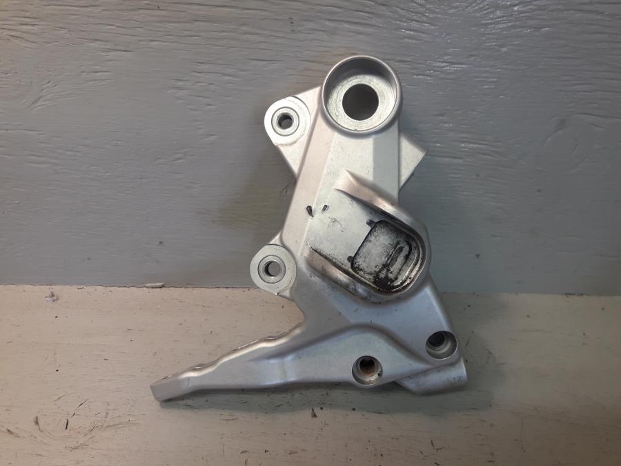 Baksidan på Fotpinnefäste från en KTM 690 Enduro -2015 motorcykel.