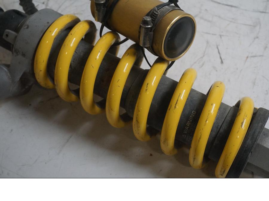 Vänster sida på Stötdämpare från en Triumph Tiger 800 -2011 motorcykel.