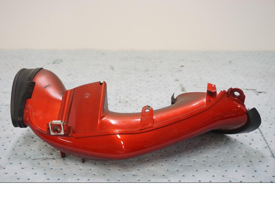 Höger sida på Luftrör från en Yamaha YZF 1000 R1 -2006 motorcykel.