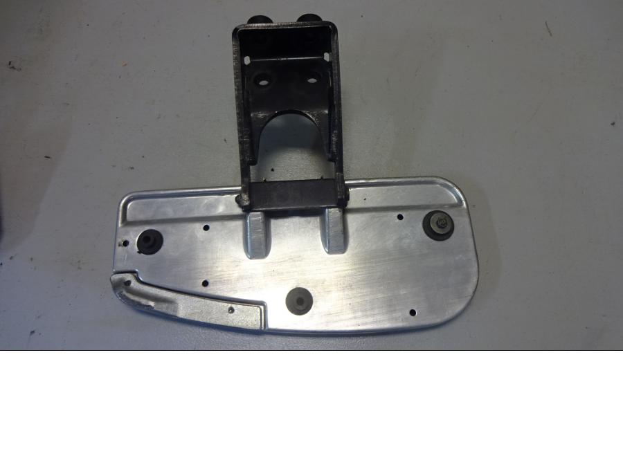 Vänster sida på Fotplatta från en Yamaha XV 1600 -2002 motorcykel.