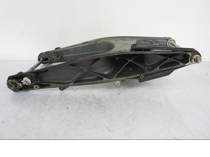 Vänster sida på Sving från en KTM 125 Duke -2017 motorcykel.