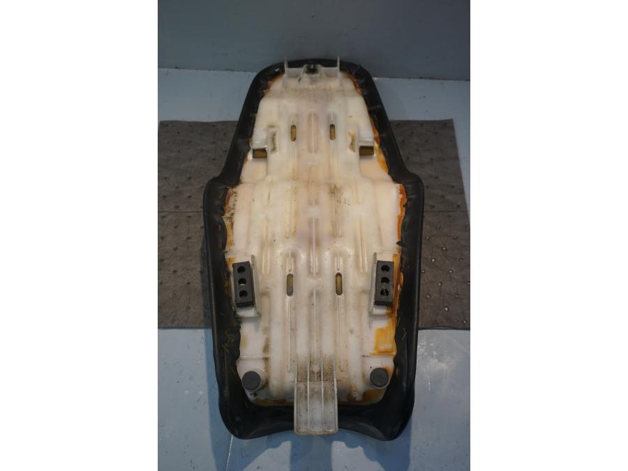 Vänster sida på Sadel från en Honda NSR 125 -1998 motorcykel.