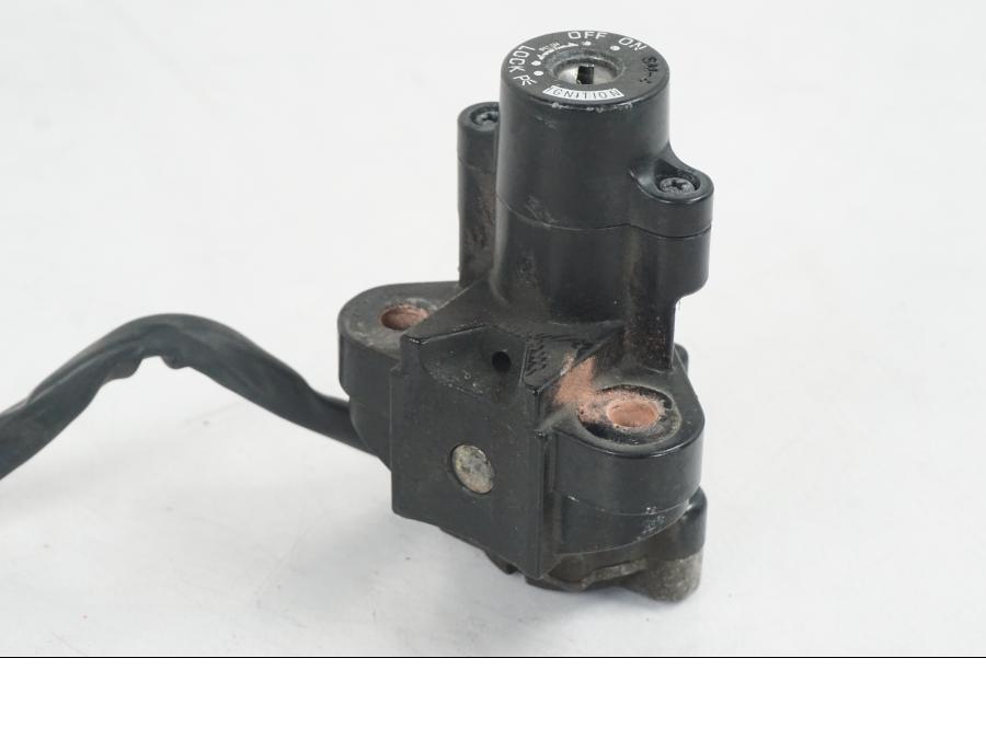 Extrabild2 på <p>Låssats från Suzuki TL 1000 S 1997.</p>

<p>Tändningslås, tanklock, sadellås och 1st nyckel.</p>

<p>Repor finns på tanklocket, slitage av lack på tändningslåset även att gummi skyddet för kabel har ett hål se bild.</p> motorcykel.