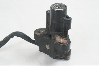 Extrabild2 på <p>Låssats från Suzuki TL 1000 S 1997.</p>

<p>Tändningslås, tanklock, sadellås och 1st nyckel.</p>

<p>Repor finns på tanklocket, slitage av lack på tändningslåset även att gummi skyddet för kabel har ett hål se bild.</p> motorcykel.