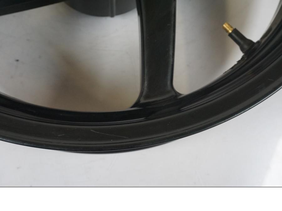 Extrabild3 på Fälg från en Aprilia RS 125 -2000 motorcykel.