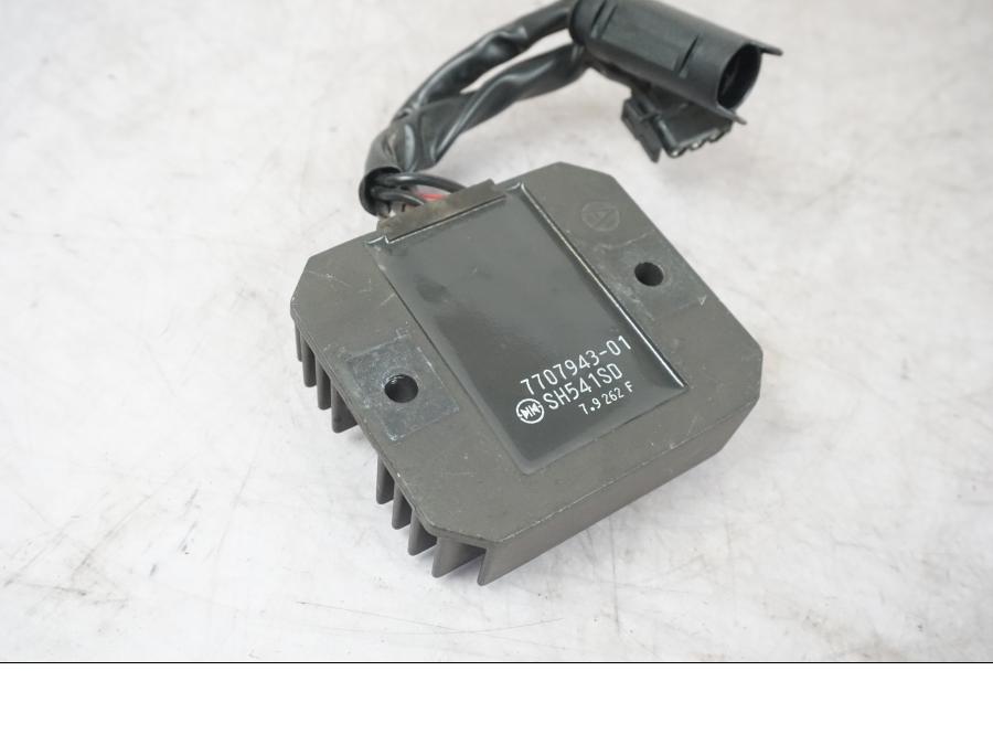 Vänster sida på Likriktare från en BMW F 800 R -2018 motorcykel.