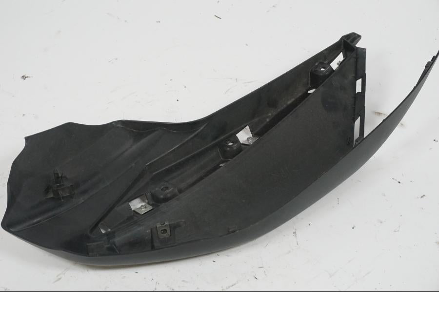 Snett nerifrån på Sidkåpa från en Yamaha XJ 6 -2011 motorcykel.