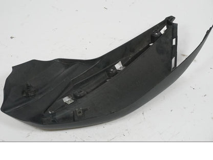 Snett nerifrån på Sidkåpa från en Yamaha XJ 6 -2011 motorcykel.