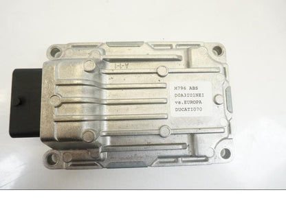 Vänster sida på Ljuddämpare från en Ducati Monster 796 -2013 motorcykel.