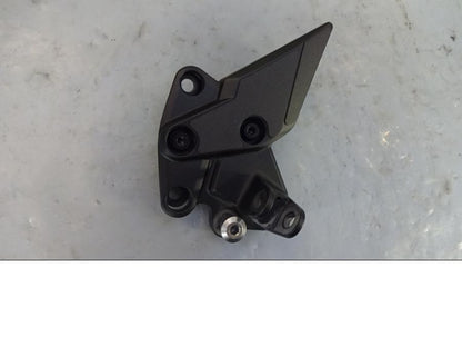 Framsidan på Fotpinnefäste från en Kawasaki Z 1000 -2018 motorcykel.