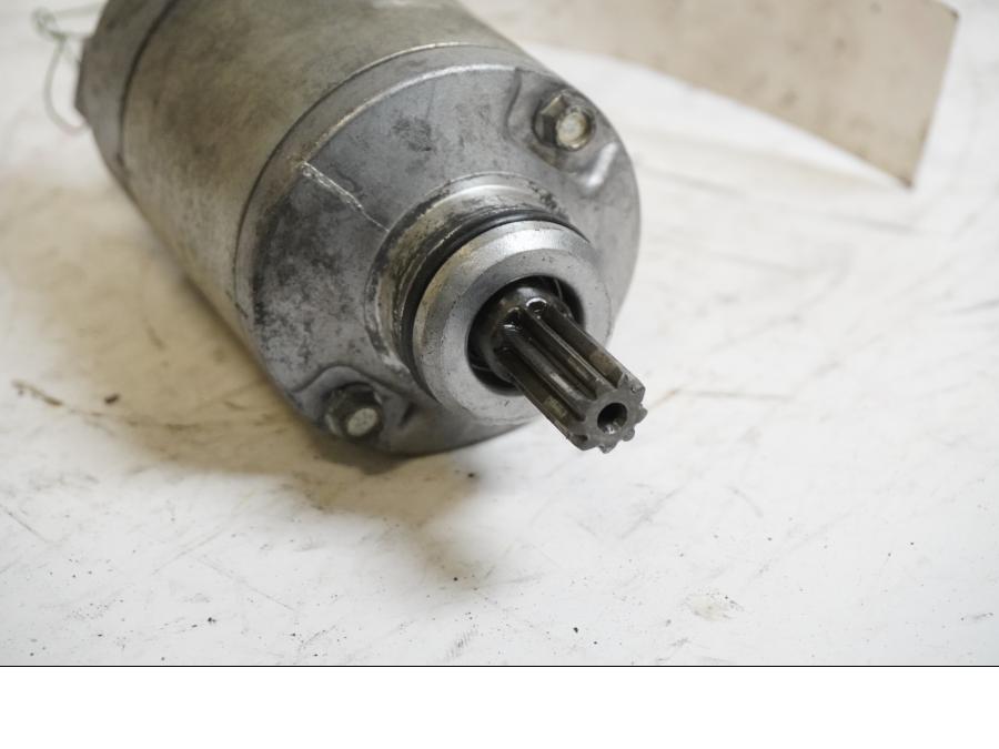 Baksidan på Startmotor från en Suzuki GSX-R 600 -2001 motorcykel.