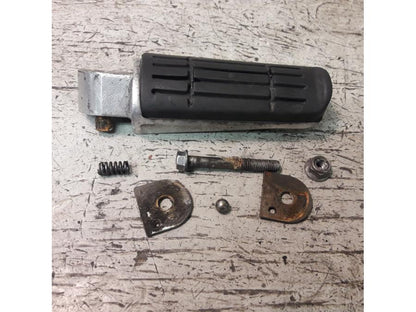 Framsidan på Fotpinne från en Yamaha FZ-S 600 -2000 motorcykel.