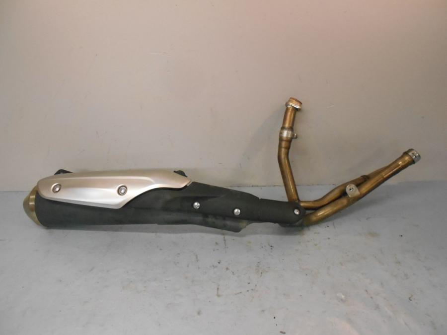 Framsidan på Avgassystem från en Suzuki DL 650 -2013 motorcykel.