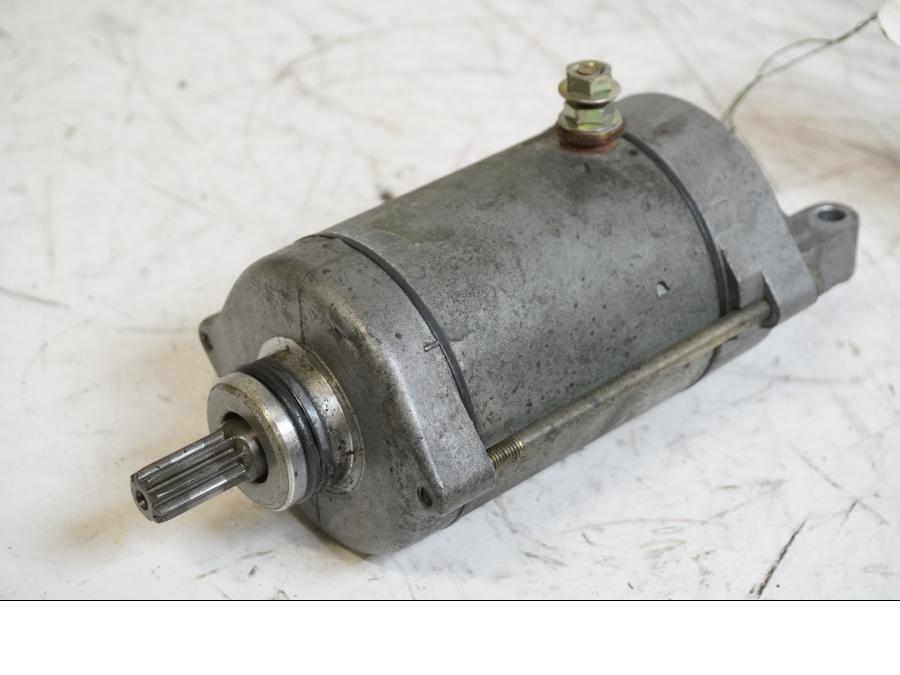 Framsidan på Startmotor från en Honda CBR 900 RR -1996 motorcykel.