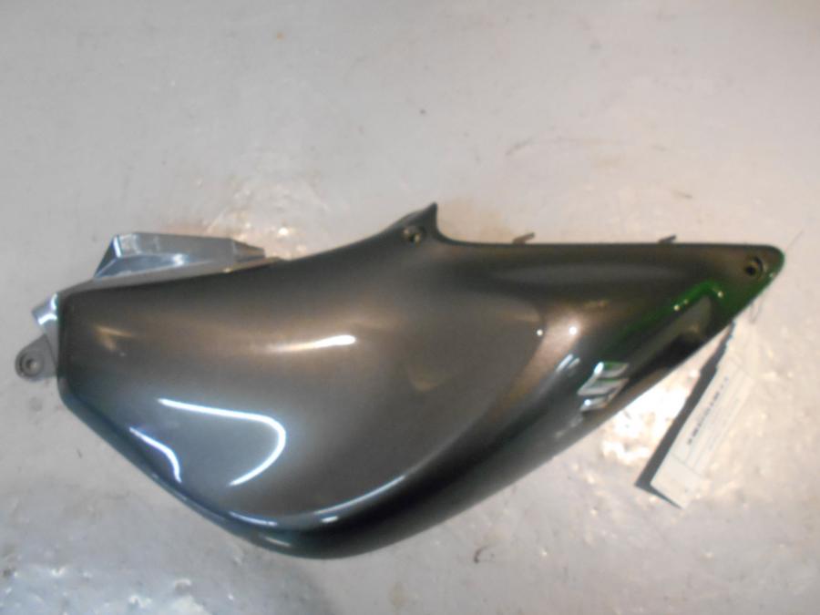 Framsidan på Bensintankskåpa från en Suzuki DL 650 -2012 motorcykel.