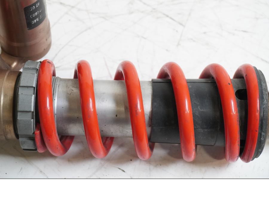 Höger sida på Stötdämpare från en BMW S 1000 RR -2010 motorcykel.