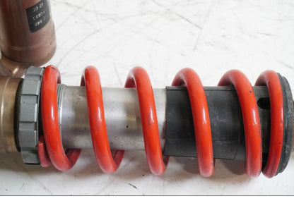 Höger sida på Stötdämpare från en BMW S 1000 RR -2010 motorcykel.