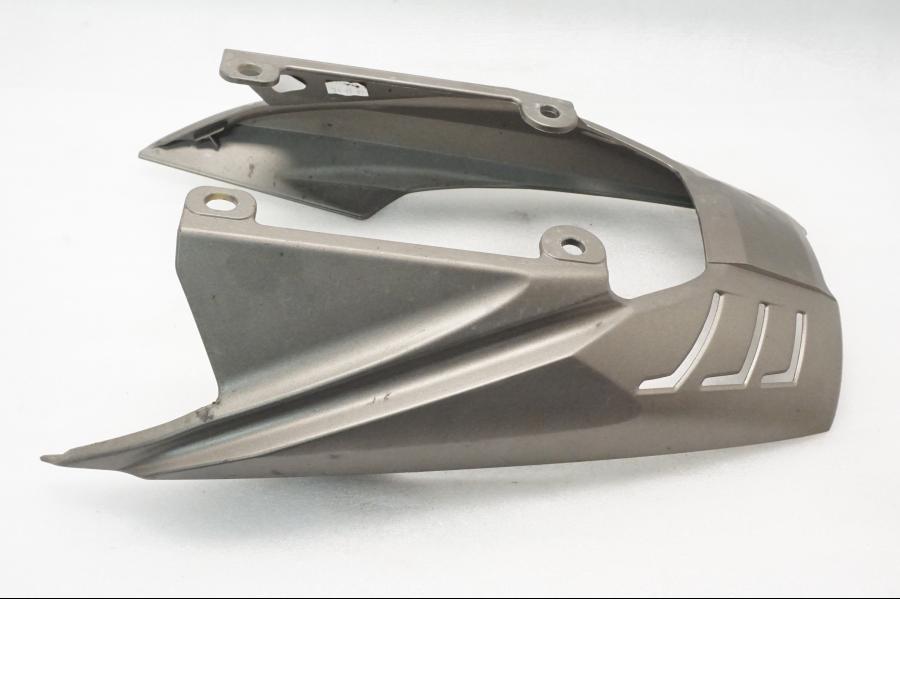 Baksidan på Ljuddämpardekor från en Triumph Daytona 675 -2008 motorcykel.