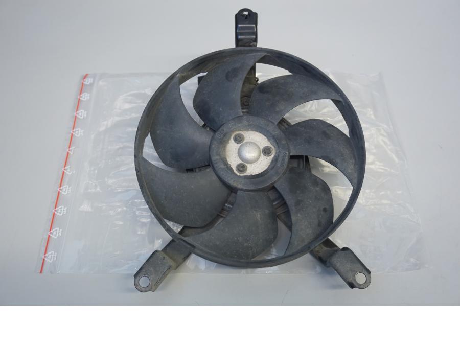 Baksidan på Vattenkylfläkt från en Kawasaki Versys 1000 -2015 motorcykel.