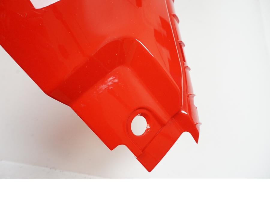 Extrabild1 på Bensintankskåpa från en Ducati Monster 937 -2023 motorcykel.