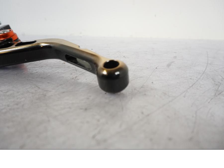 Snett uppifrån på Kopplingsgrepp från en KTM 990 Super Duke -2006 motorcykel.