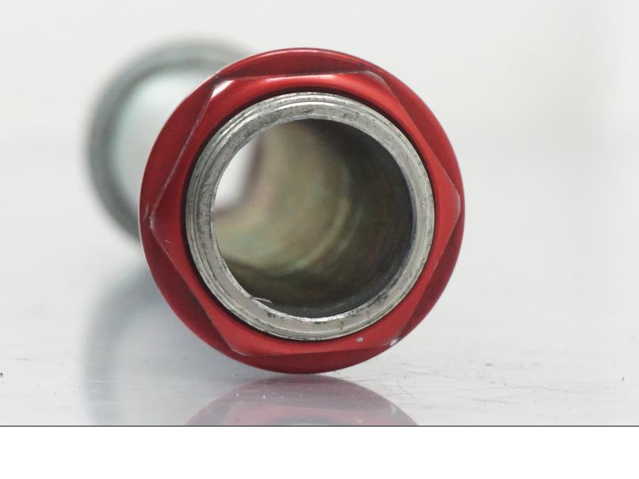 Höger sida på Axel från en MV Agusta Dragster -2014 motorcykel.