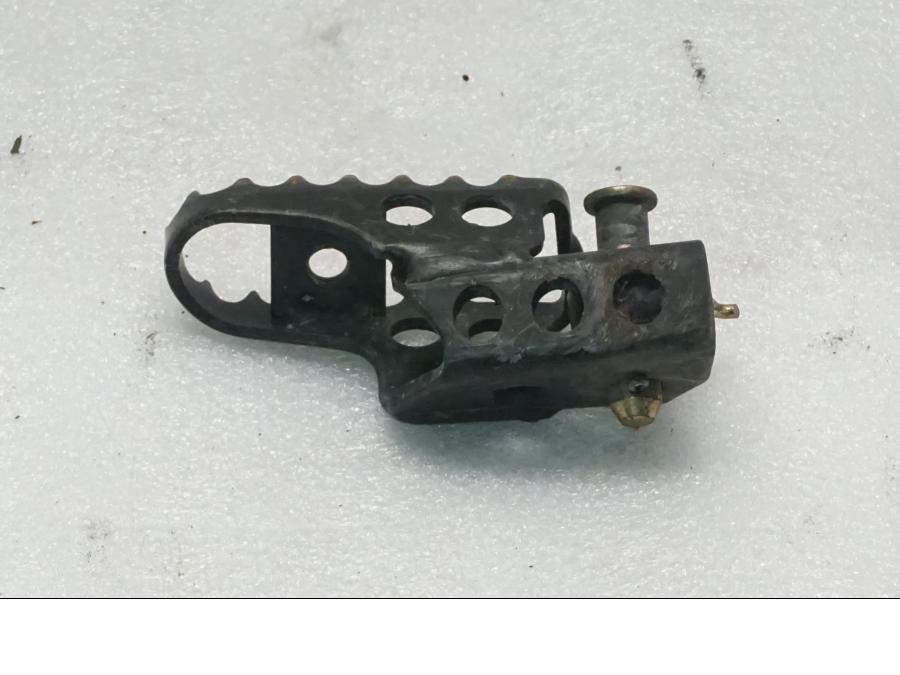 Framsidan på Fotpinne från en Yamaha TT 600 RE -2004 motorcykel.