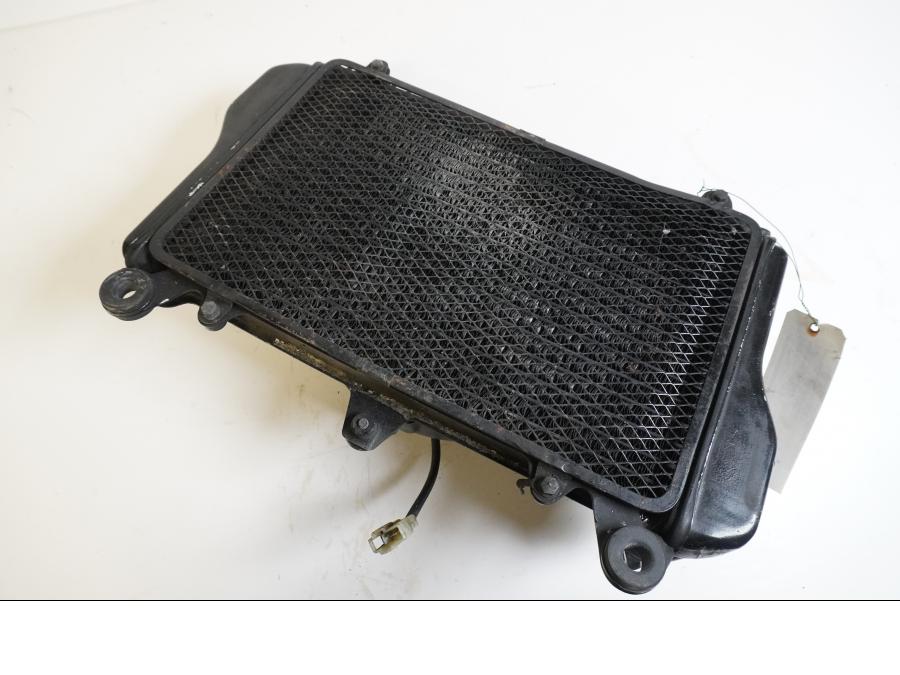 Framsidan på Vattenkyl från en Kawasaki GPZ 900 -1990 motorcykel.