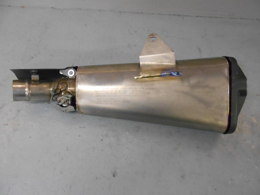 Vänster sida på Ljuddämpare från en Kawasaki ZX-10R -2014 motorcykel.