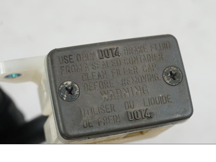 Snett uppifrån på Bromsvätskebehållare från en Suzuki VZR 1800 -2009 motorcykel.