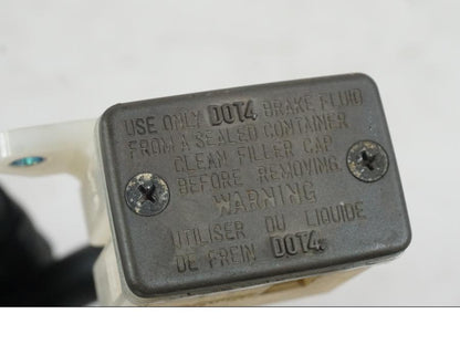 Snett uppifrån på Bromsvätskebehållare från en Suzuki VZR 1800 -2009 motorcykel.