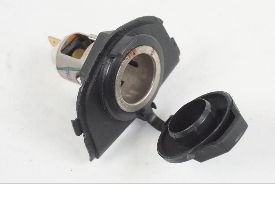 Baksidan på El uttag 12 V från en KTM 390 Adventure -2021 motorcykel.