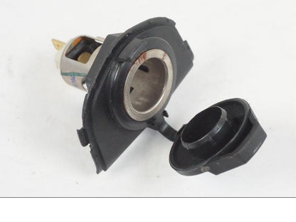 Baksidan på El uttag 12 V från en KTM 390 Adventure -2021 motorcykel.