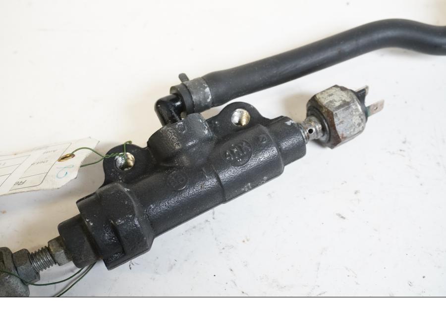 Baksidan på Bromshuvudcylinder från en Triumph Tiger -2007 motorcykel.