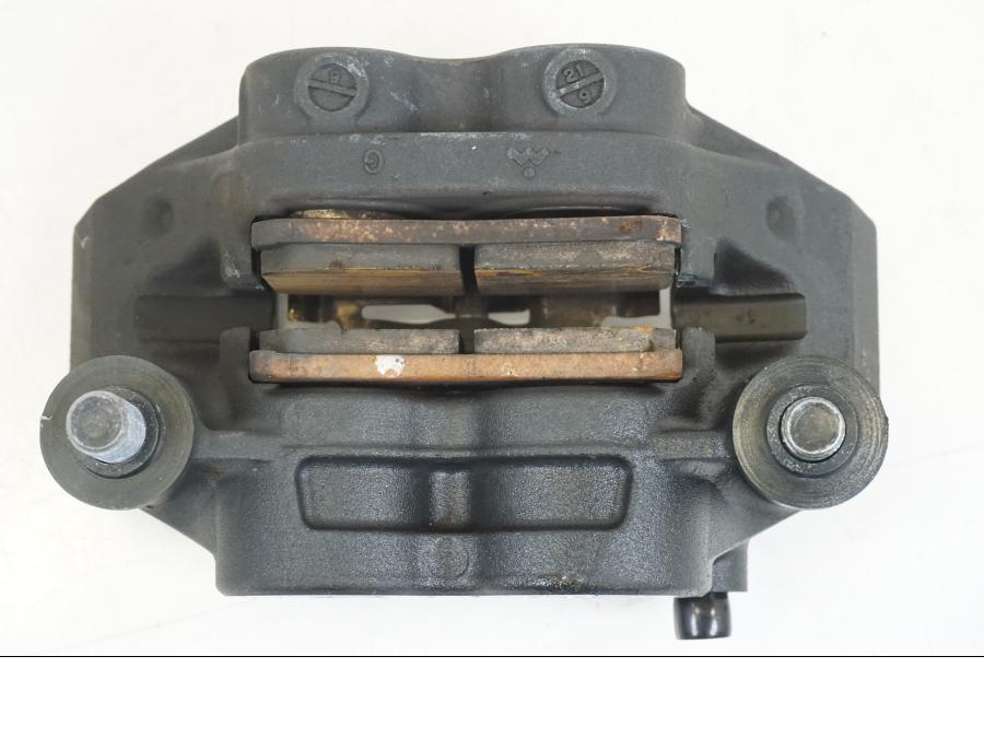 Snett nerifrån på Bromsok från en Yamaha MT-09 -2021 motorcykel.