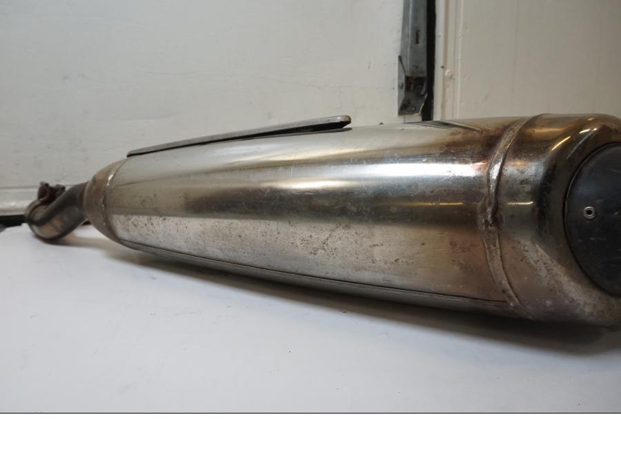 Snett nerifrån på Ljuddämpare från en BMW F 650 CS -2002 motorcykel.