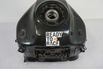 Snett nerifrån på Bensintank från en KTM 125 Duke -2017 motorcykel.