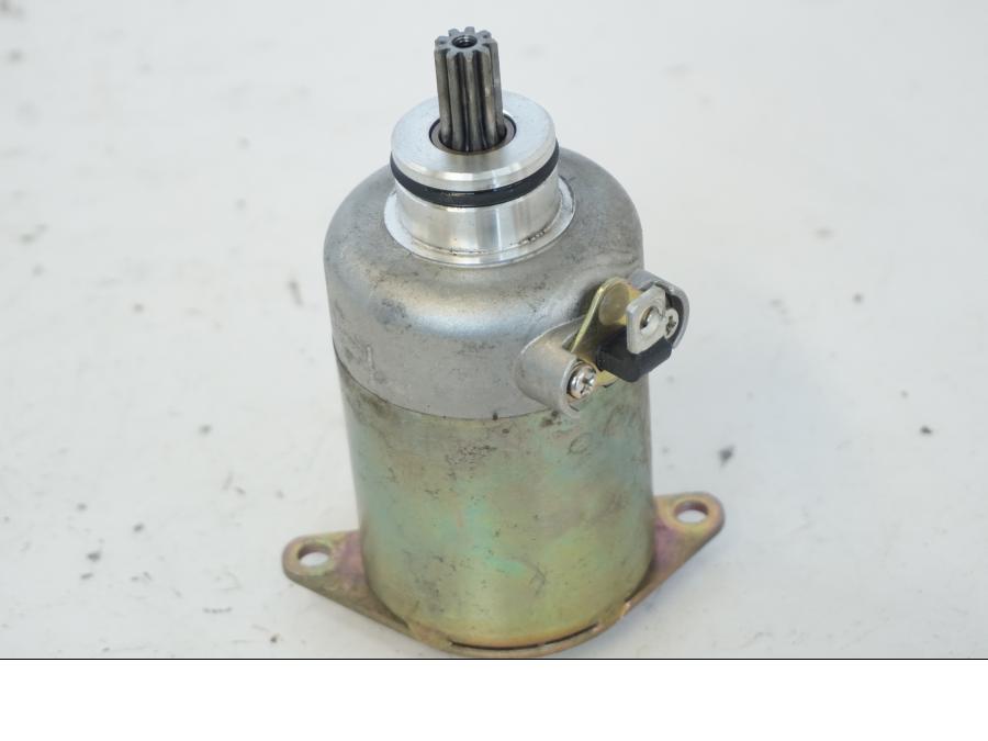 Vänster sida på Startmotor från en Kymco Agility 125 -2019 scooter.