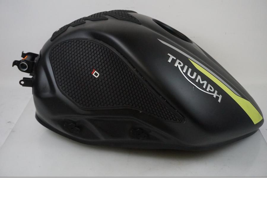 Baksidan på Bensintank från en Triumph Street Triple 765 RS -2021 motorcykel.